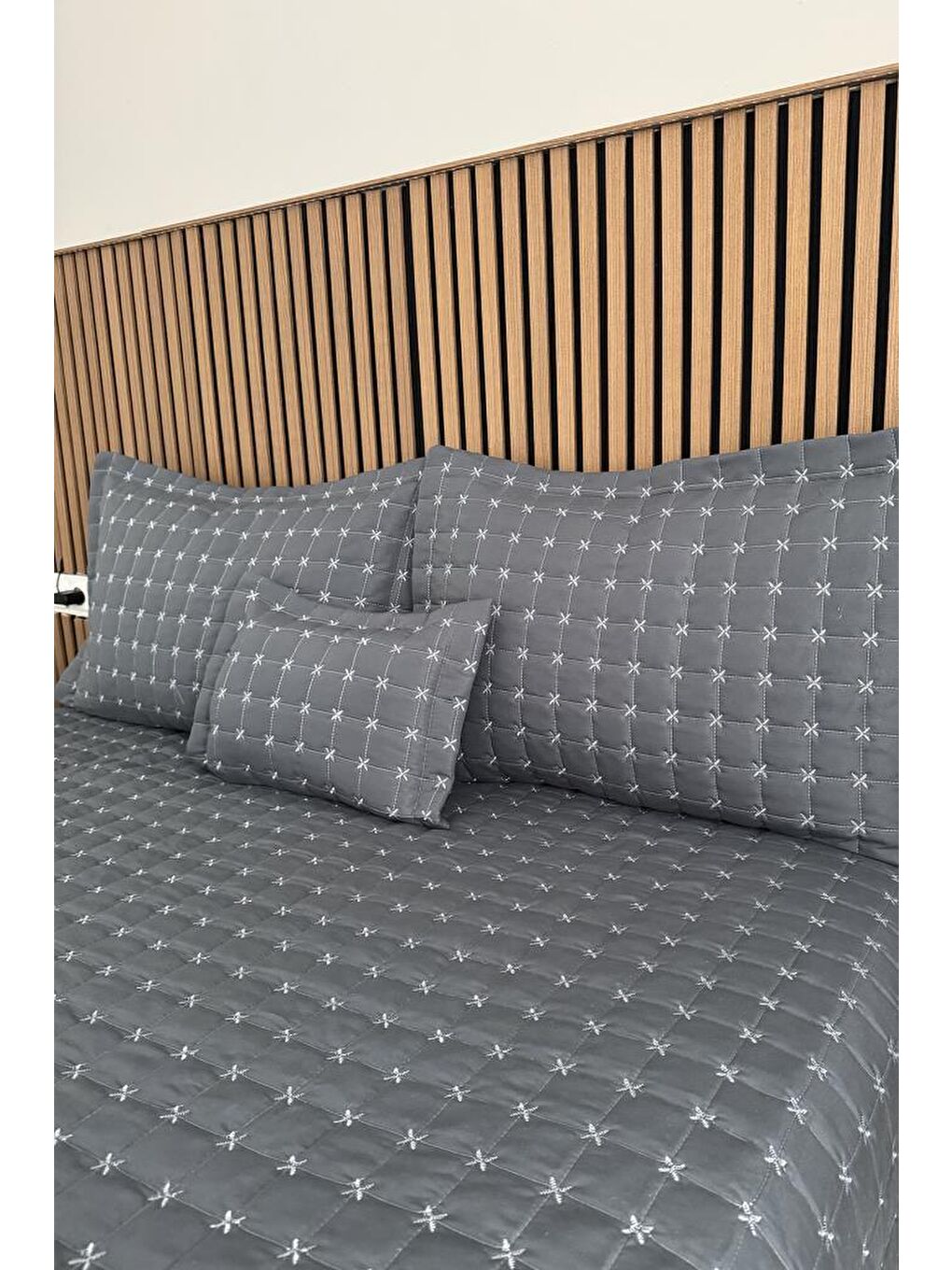 Yıldız Çift Kişilik Kapitoneli Yatak Örtüsü Antrasit-3