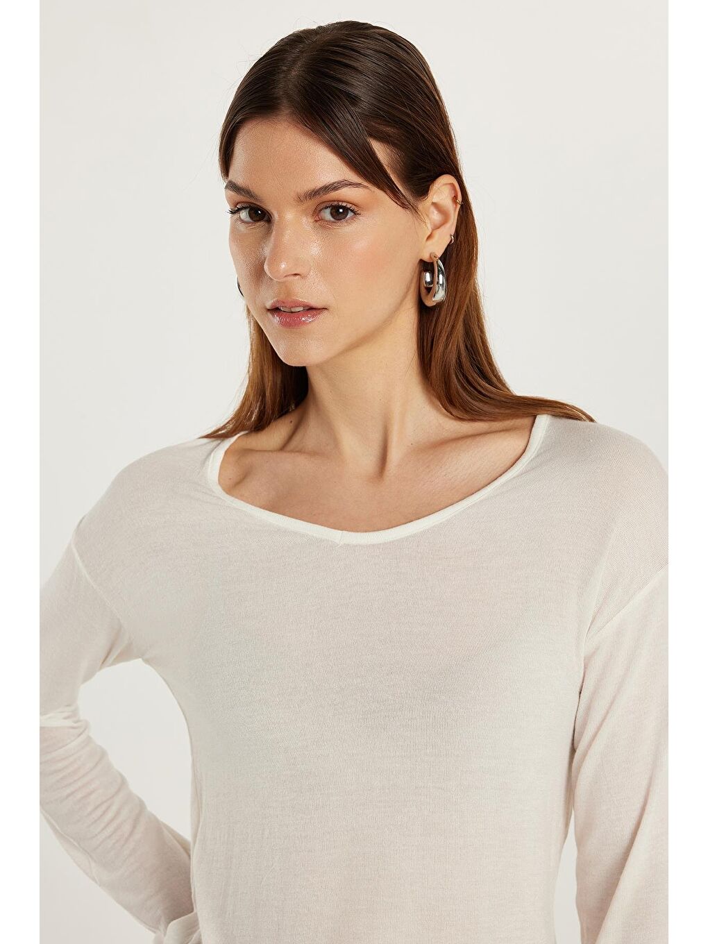 Kadın Standart Fit Lastikli Kol Geniş Yaka Ekru Bluz-1