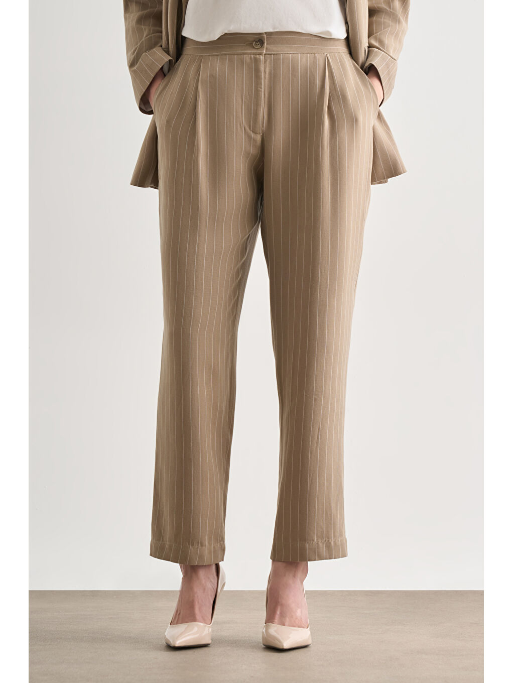 Bej Rengi İnce Çizgili Tek Pile Klasik Pantolon