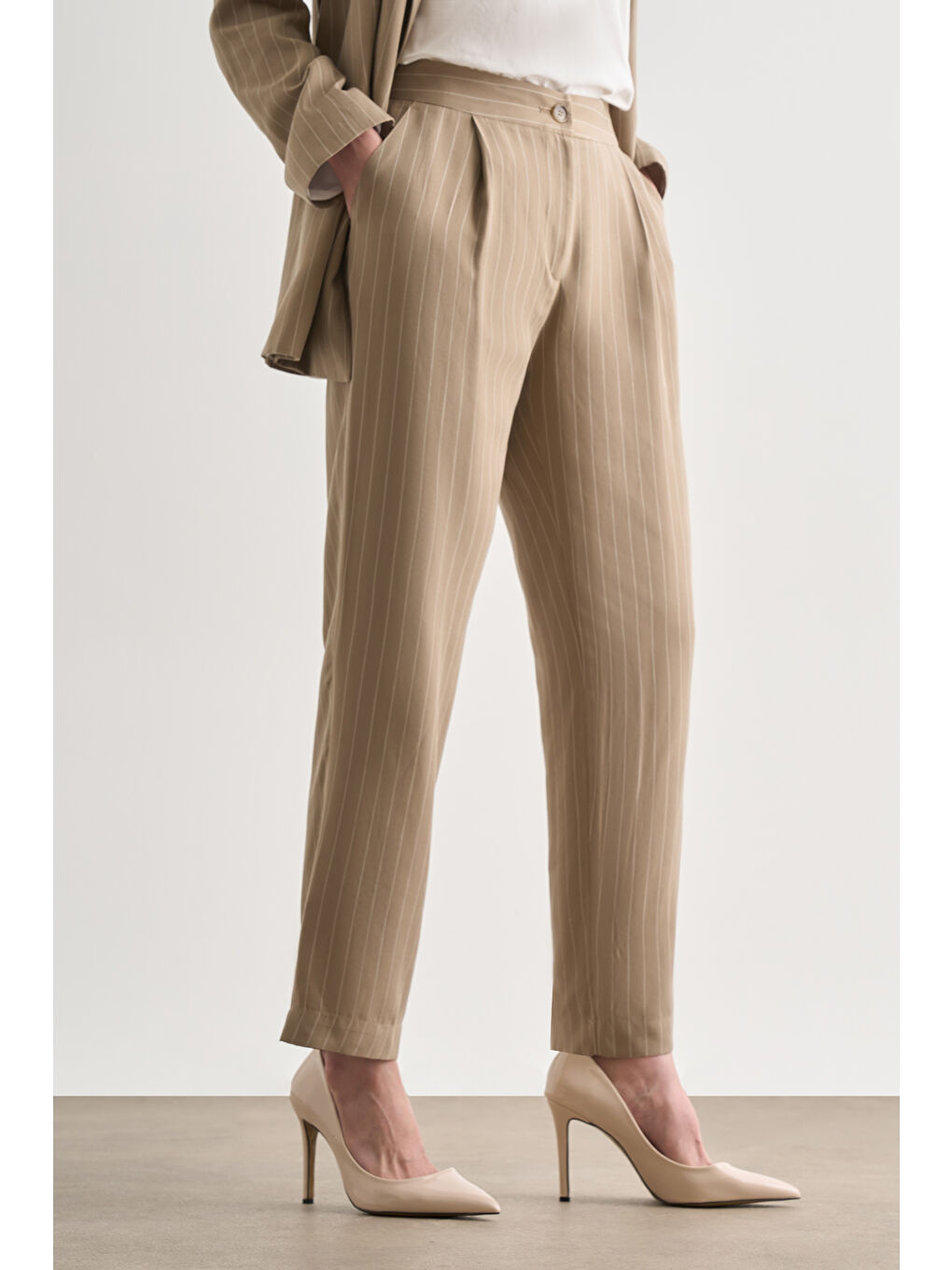 Bej Rengi İnce Çizgili Tek Pile Klasik Pantolon-1