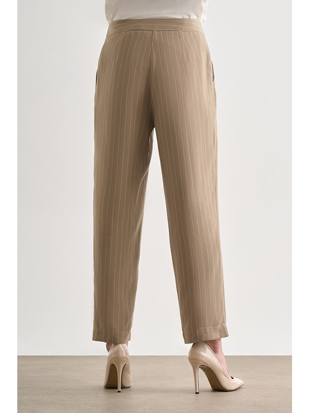 Bej Rengi İnce Çizgili Tek Pile Klasik Pantolon-2