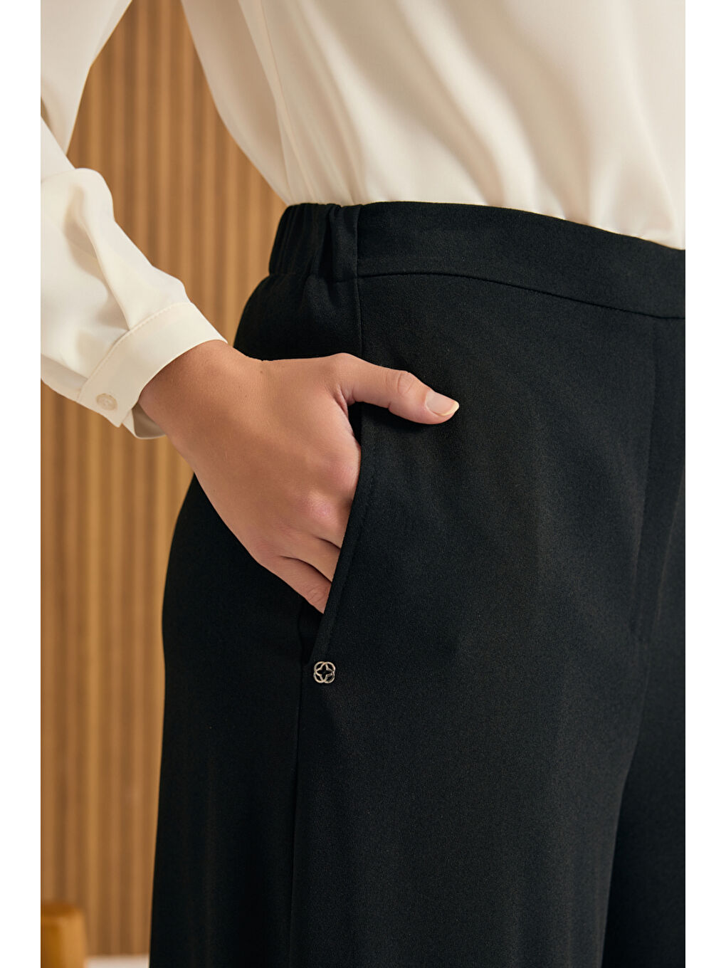 Siyah Beli Lastik Detaylı Dökümlü Pantolon Etek-3