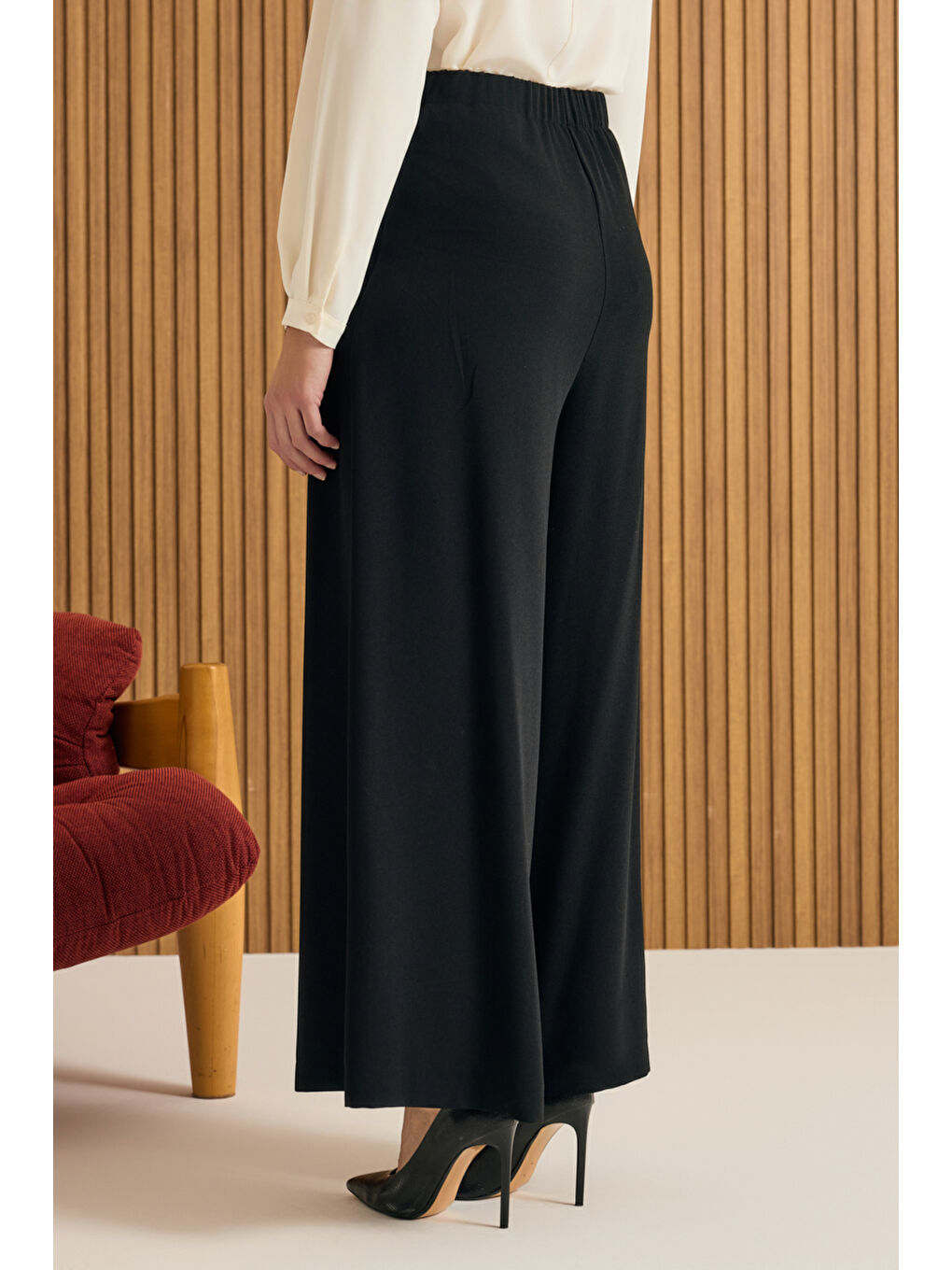 Siyah Beli Lastik Detaylı Dökümlü Pantolon Etek-4