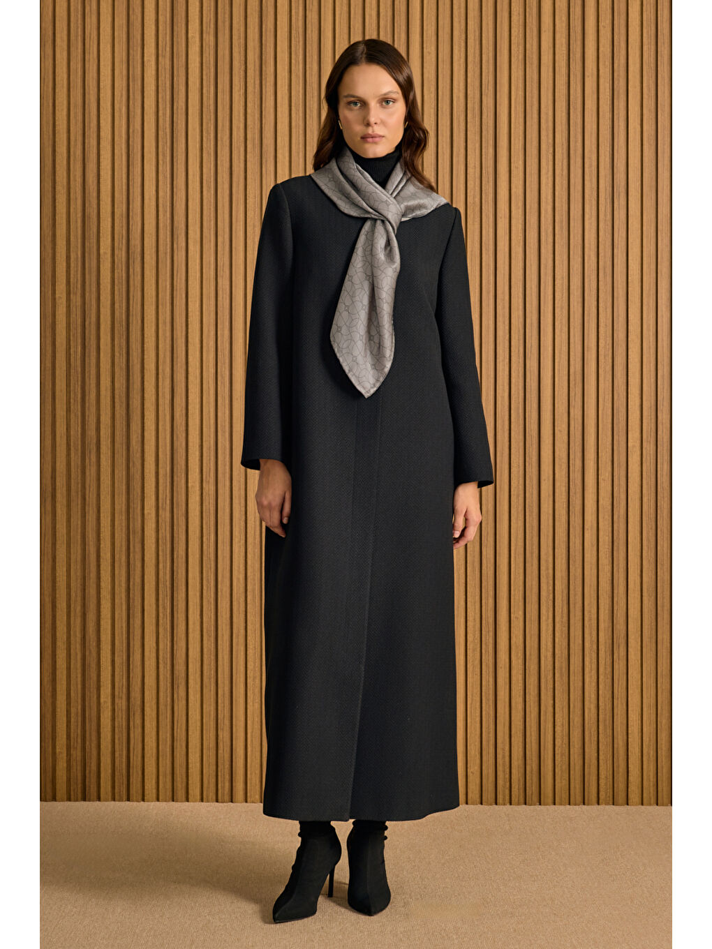 Siyah Özel Dokulu Kumaş Pardösü-1