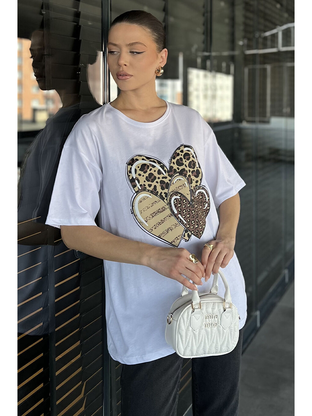 Beyaz Ön Leopar Desen Kalp Baskılı Bisiklet Yaka Kadın Tişört-1