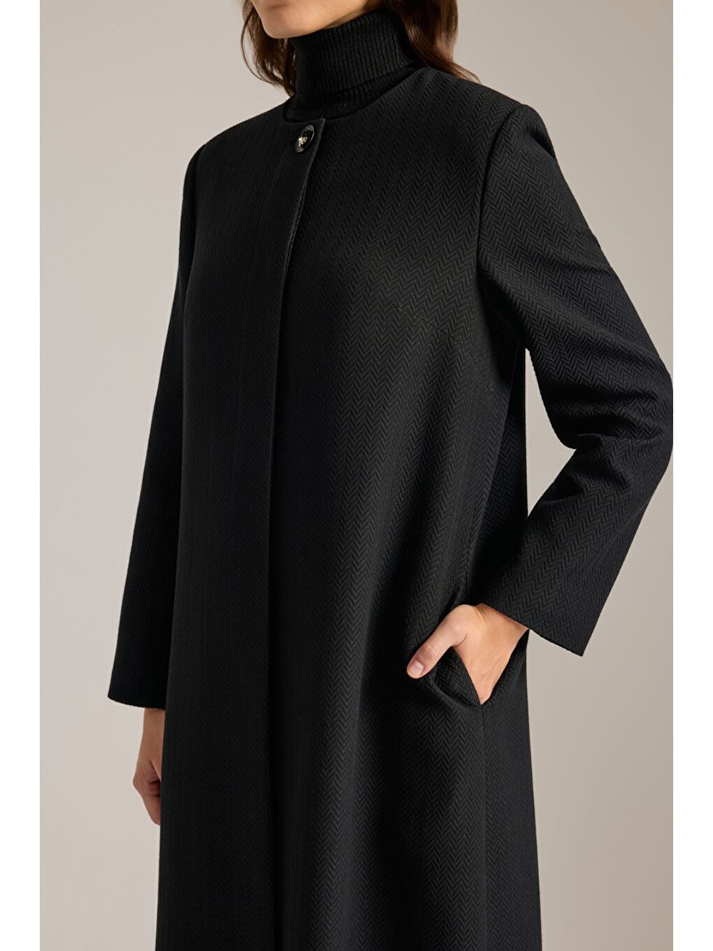 Siyah Özel Dokulu Kumaş Pardösü-4