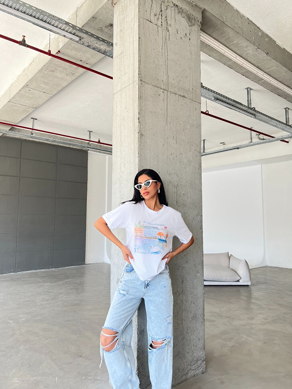 Beyaz Copenhagen Baskılı Yapay Zeka Tasarımı Penye Oversize %100 Pamuk Kadın Tişört @BlahxAi-1