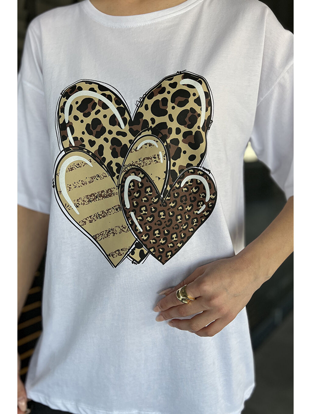 Beyaz Ön Leopar Desen Kalp Baskılı Bisiklet Yaka Kadın Tişört-3