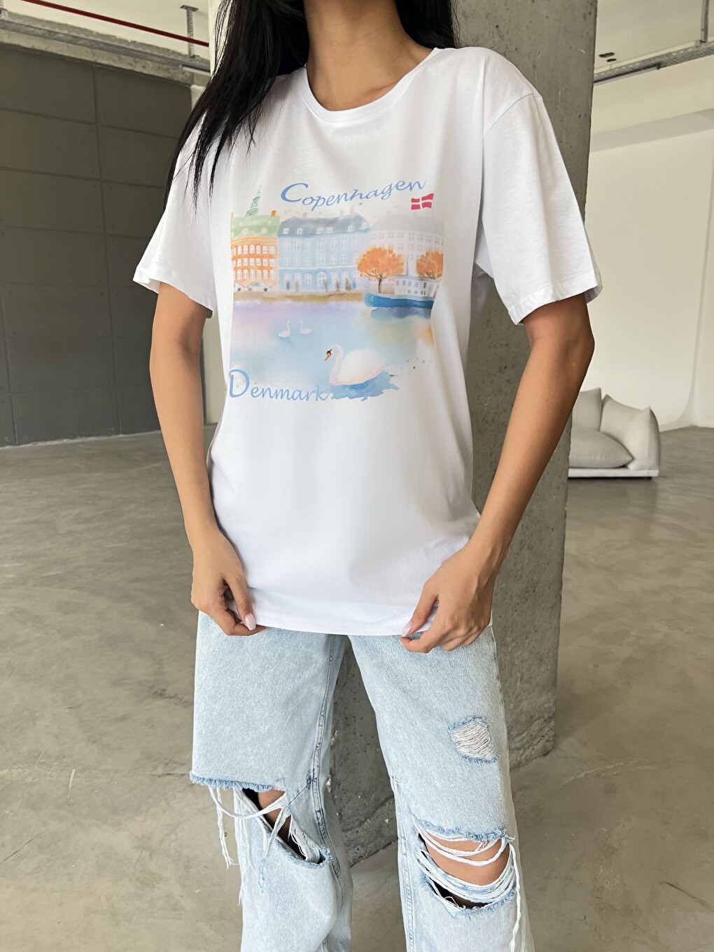 Beyaz Copenhagen Baskılı Yapay Zeka Tasarımı Penye Oversize %100 Pamuk Kadın Tişört @BlahxAi-3