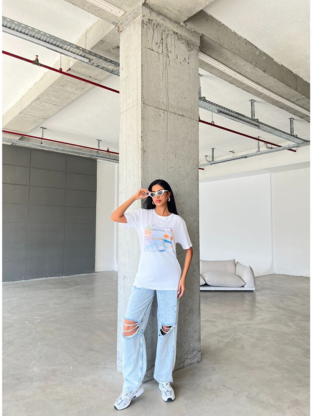 Beyaz Copenhagen Baskılı Yapay Zeka Tasarımı Penye Oversize %100 Pamuk Kadın Tişört @BlahxAi-4