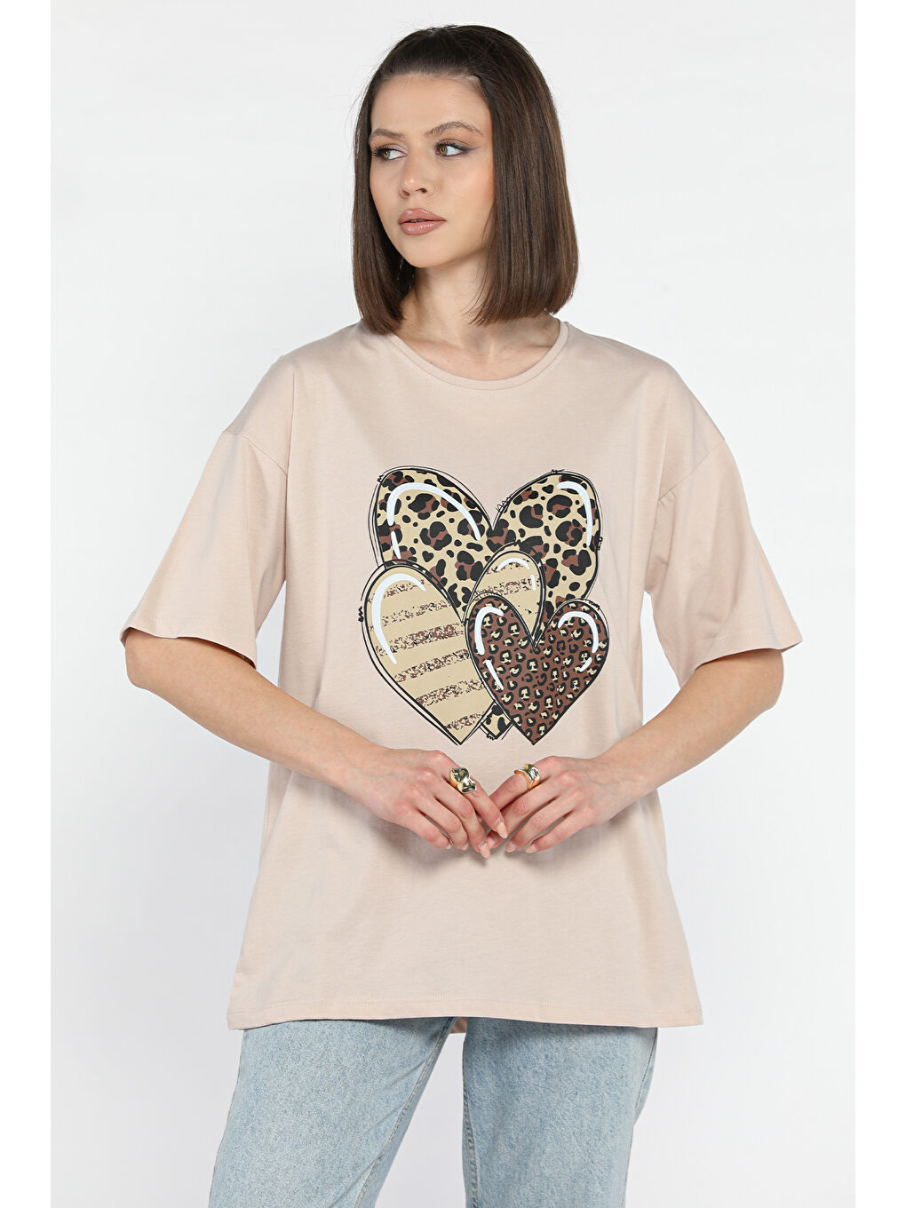 Bej Ön Leopar Desen Kalp Baskılı Bisiklet Yaka Kadın Tişört-1