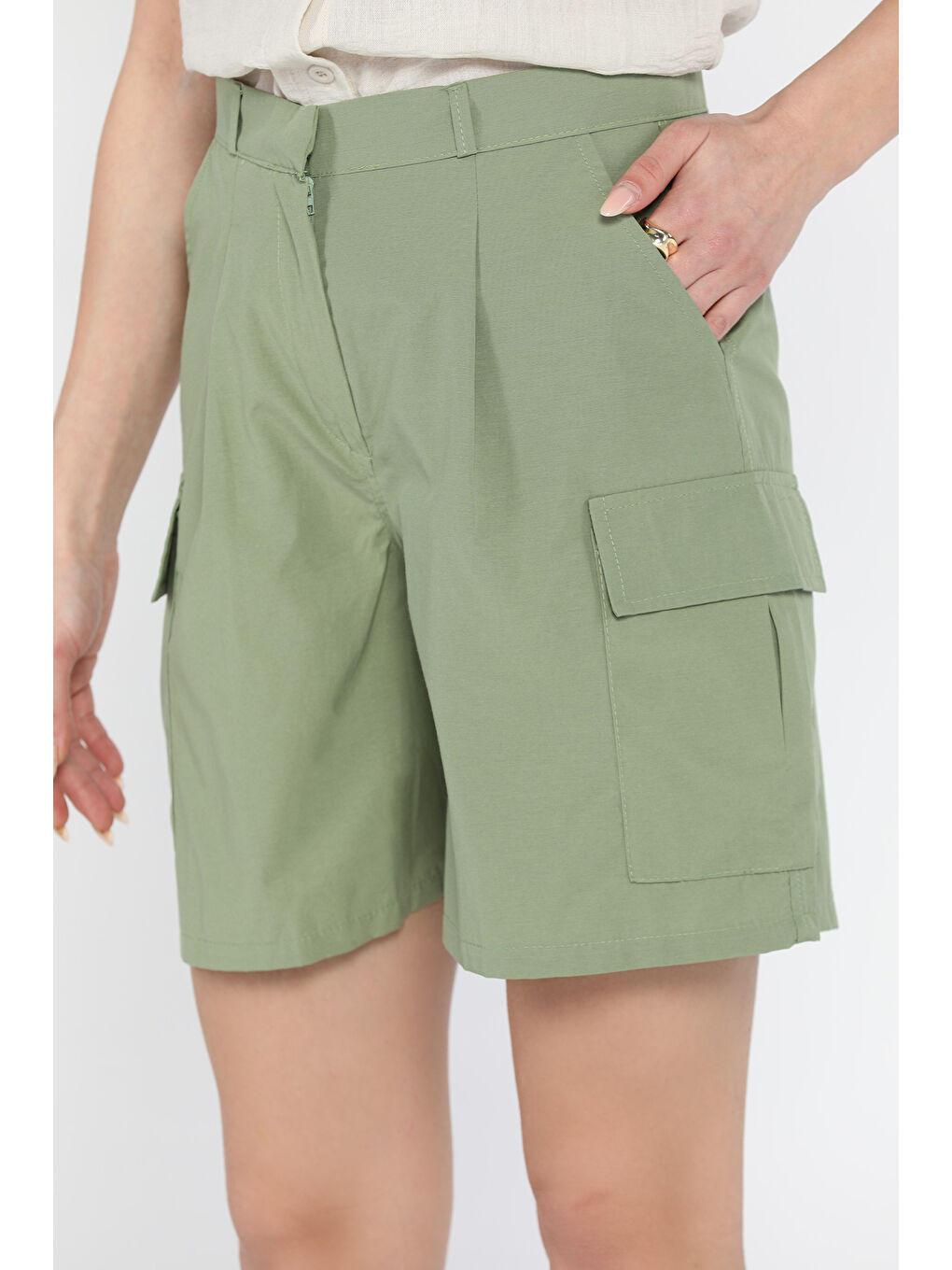 Haki Kadın Yüksek Bel Kargo Cepli Şort-3