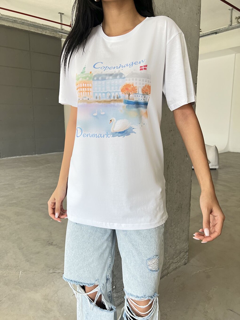 Beyaz Copenhagen Baskılı Yapay Zeka Tasarımı Penye Oversize %100 Pamuk Kadın Tişört @BlahxAi-5