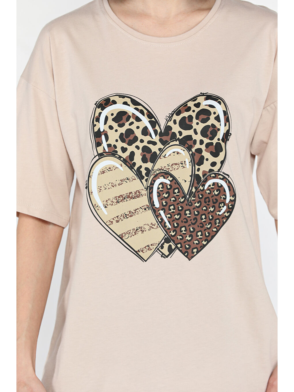 Bej Ön Leopar Desen Kalp Baskılı Bisiklet Yaka Kadın Tişört-3