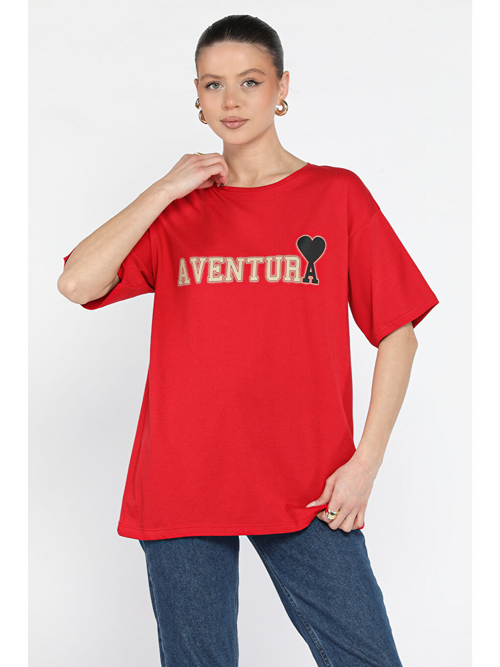 Kırmızı Ön Yazı Baskılı Bisiklet Yaka Kadın Tişört