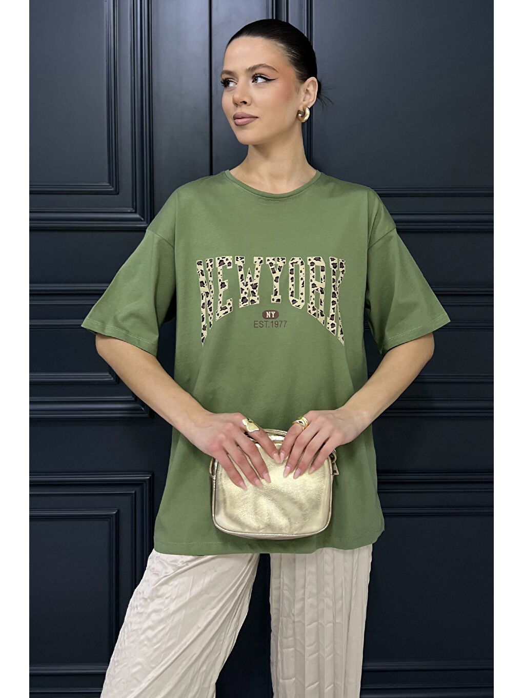 Haki Ön Leopar Desenli Yazı Baskılı Kadın Bisiklet Yaka Tişört-1