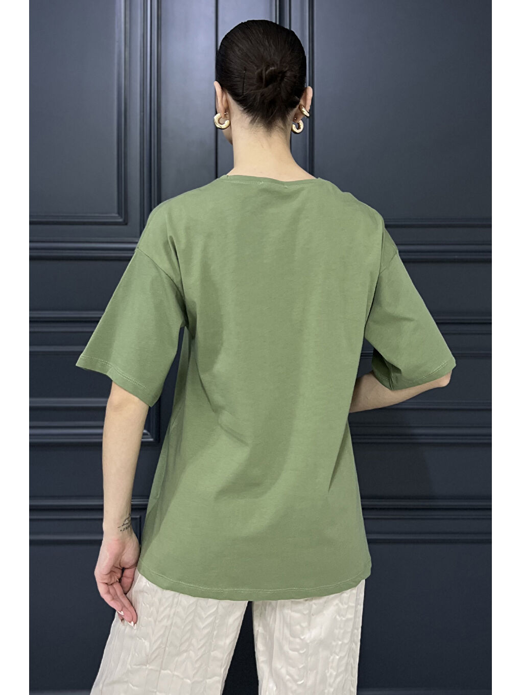 Haki Ön Leopar Desenli Yazı Baskılı Kadın Bisiklet Yaka Tişört-2