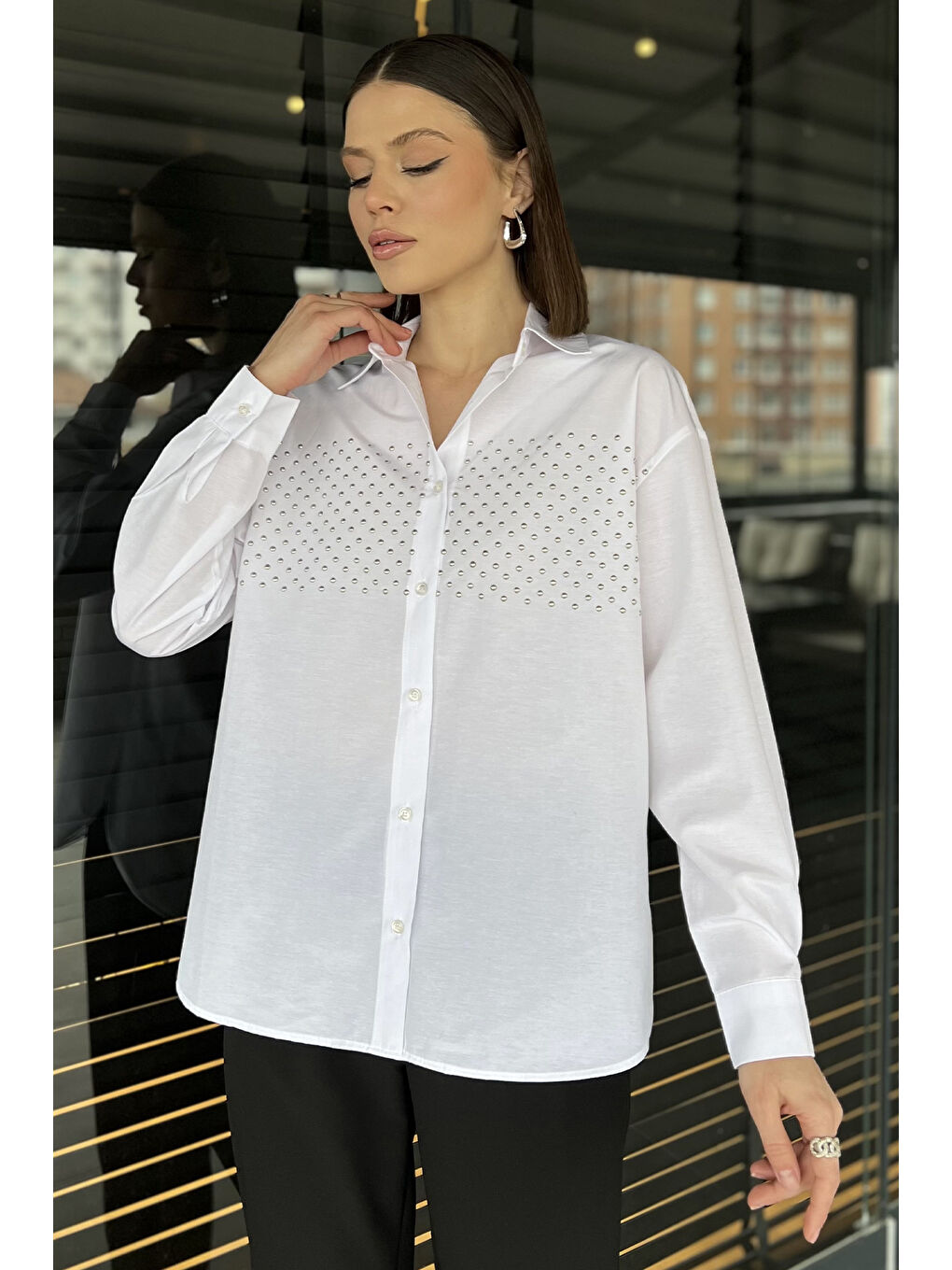 Gülseli Beyaz Taş Detaylı Oversize Kadın Gömlek