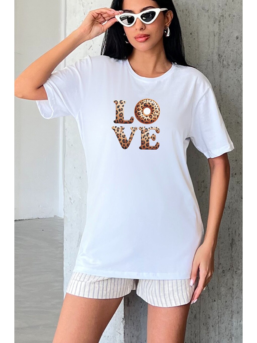 Beyaz Leopar Love  Donut Baskılı Yapay Zeka Tasarımı Penye Oversize %100 Pamuk Kadın Tişört @BlahxAi