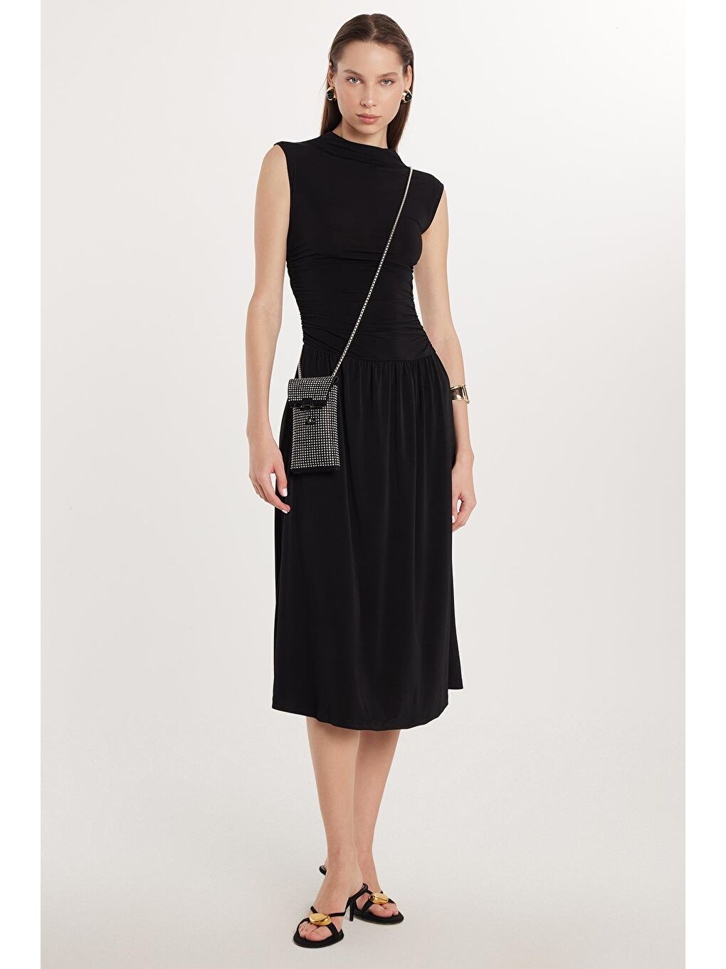 Kadın Slim Fit Dar Kesim Siyah Kolsuz Bisiklet Yaka Midi Boy Elbise