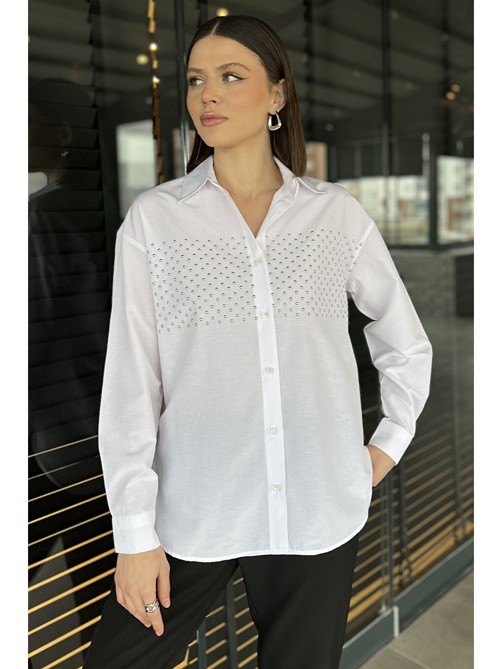 Gülseli Beyaz Taş Detaylı Oversize Kadın Gömlek - 1