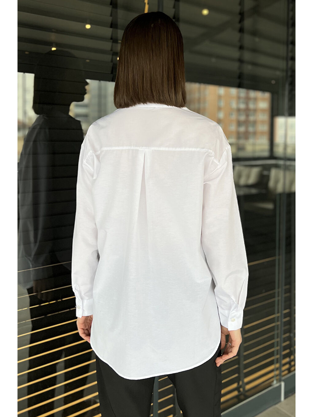Gülseli Beyaz Taş Detaylı Oversize Kadın Gömlek - 2