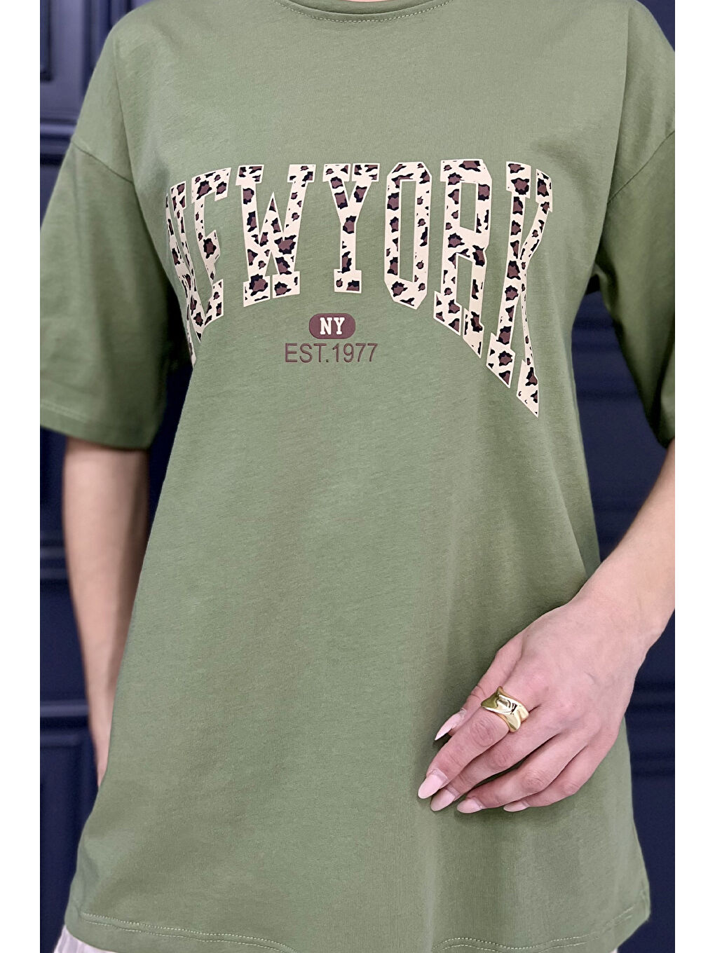 Haki Ön Leopar Desenli Yazı Baskılı Kadın Bisiklet Yaka Tişört-3