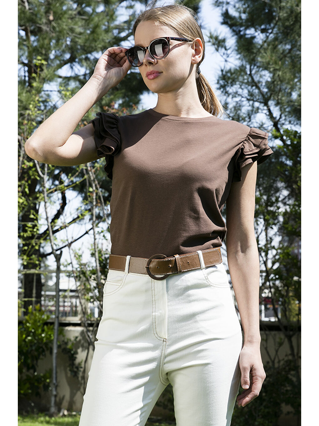 Kahverengi Pamuklu Kolları Fırfırlı Slim Fit Bisiklet Yaka Kadın T Shirt 5864500