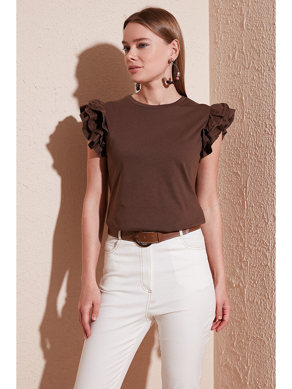 Kahverengi Pamuklu Kolları Fırfırlı Slim Fit Bisiklet Yaka Kadın T Shirt 5864500-1