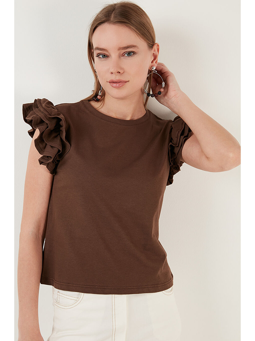 Kahverengi Pamuklu Kolları Fırfırlı Slim Fit Bisiklet Yaka Kadın T Shirt 5864500-2