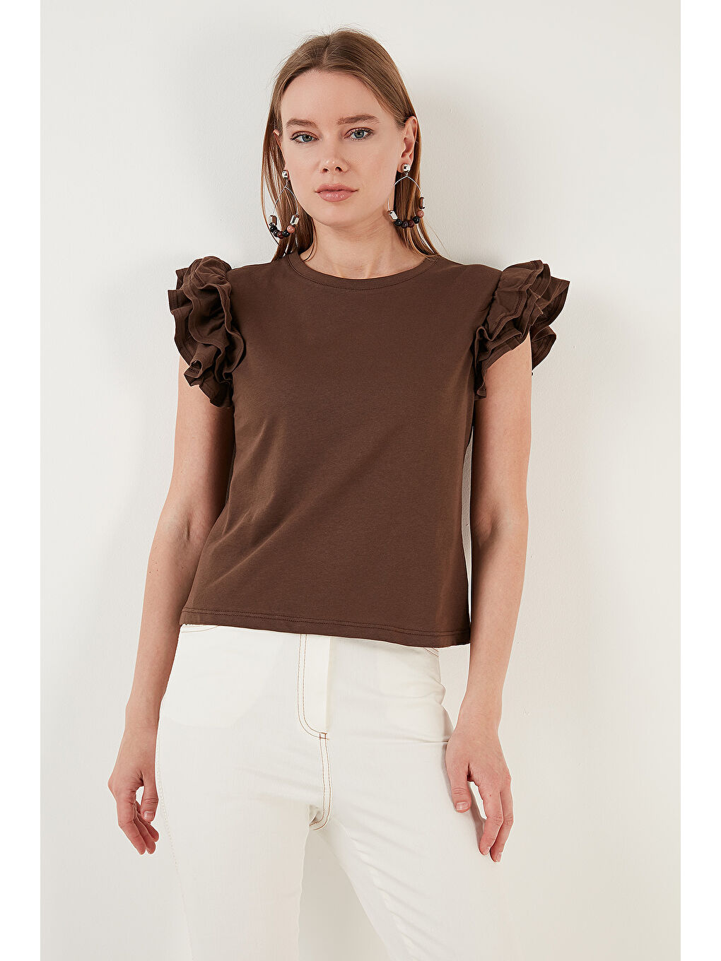 Kahverengi Pamuklu Kolları Fırfırlı Slim Fit Bisiklet Yaka Kadın T Shirt 5864500-4