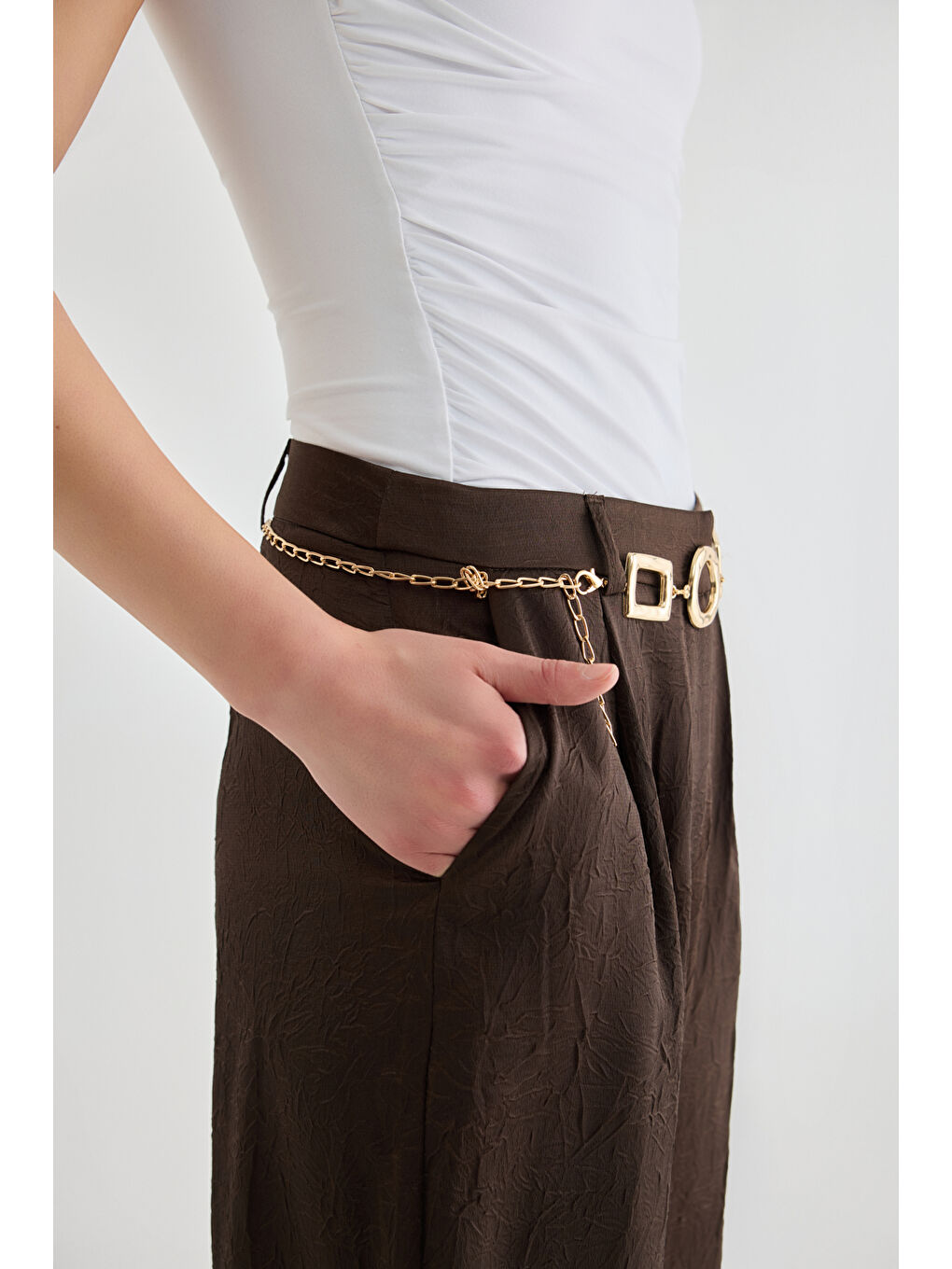 Zincir Kemerli Bol Paça Saten Pantolon Kahverengi-2
