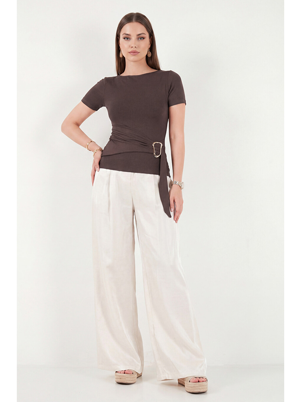 Kahverengi Toka Detaylı Fitted Fit Kayık Yaka Bluz 5862707-1