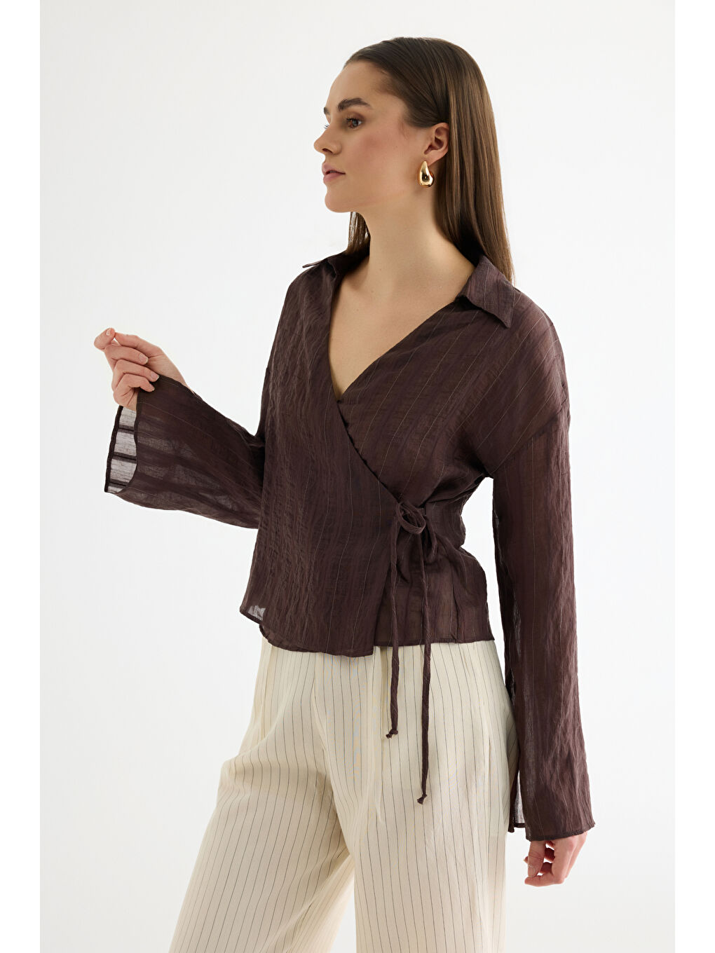 Anvelop Yaka Bağcıklı Tül Bluz Kahverengi-3