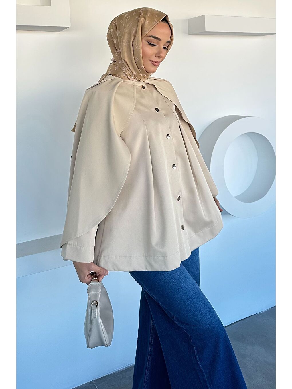 Bej Ön Çıtçıtlı Pelerinli Tesettür Ceket