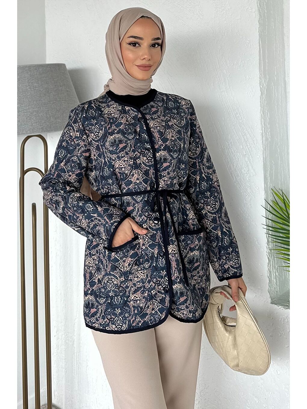 Lacivert Ön Düğmeli Etnik Desen Kapitoneli Tesettür Ceket-1