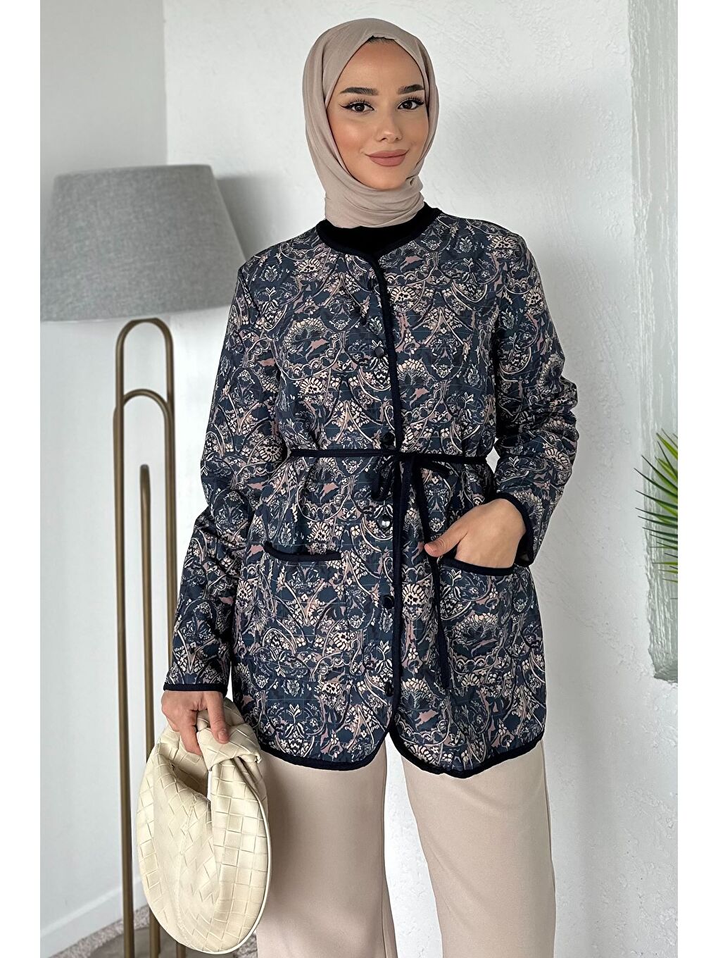 Lacivert Ön Düğmeli Etnik Desen Kapitoneli Tesettür Ceket-3