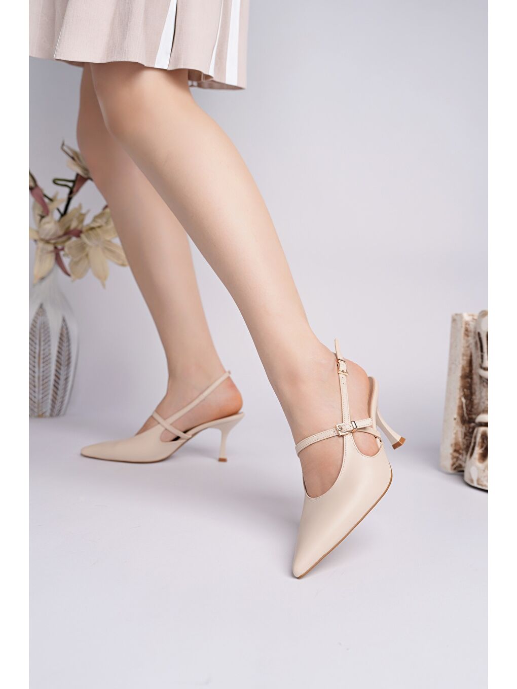 Bej ANJELA Kemer Detaylı Sivri Burun Arkası Açık Kadın Topuklu Ayakkabı-5