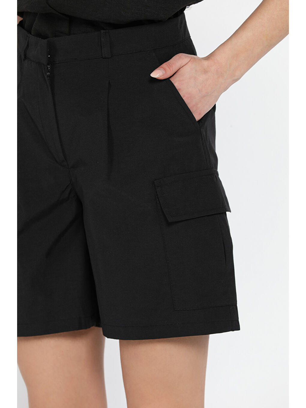 Siyah Kadın Yüksek Bel Kargo Cepli Şort-3