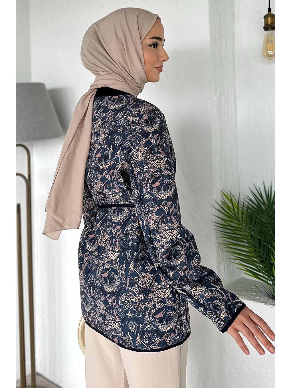 Lacivert Ön Düğmeli Etnik Desen Kapitoneli Tesettür Ceket-5