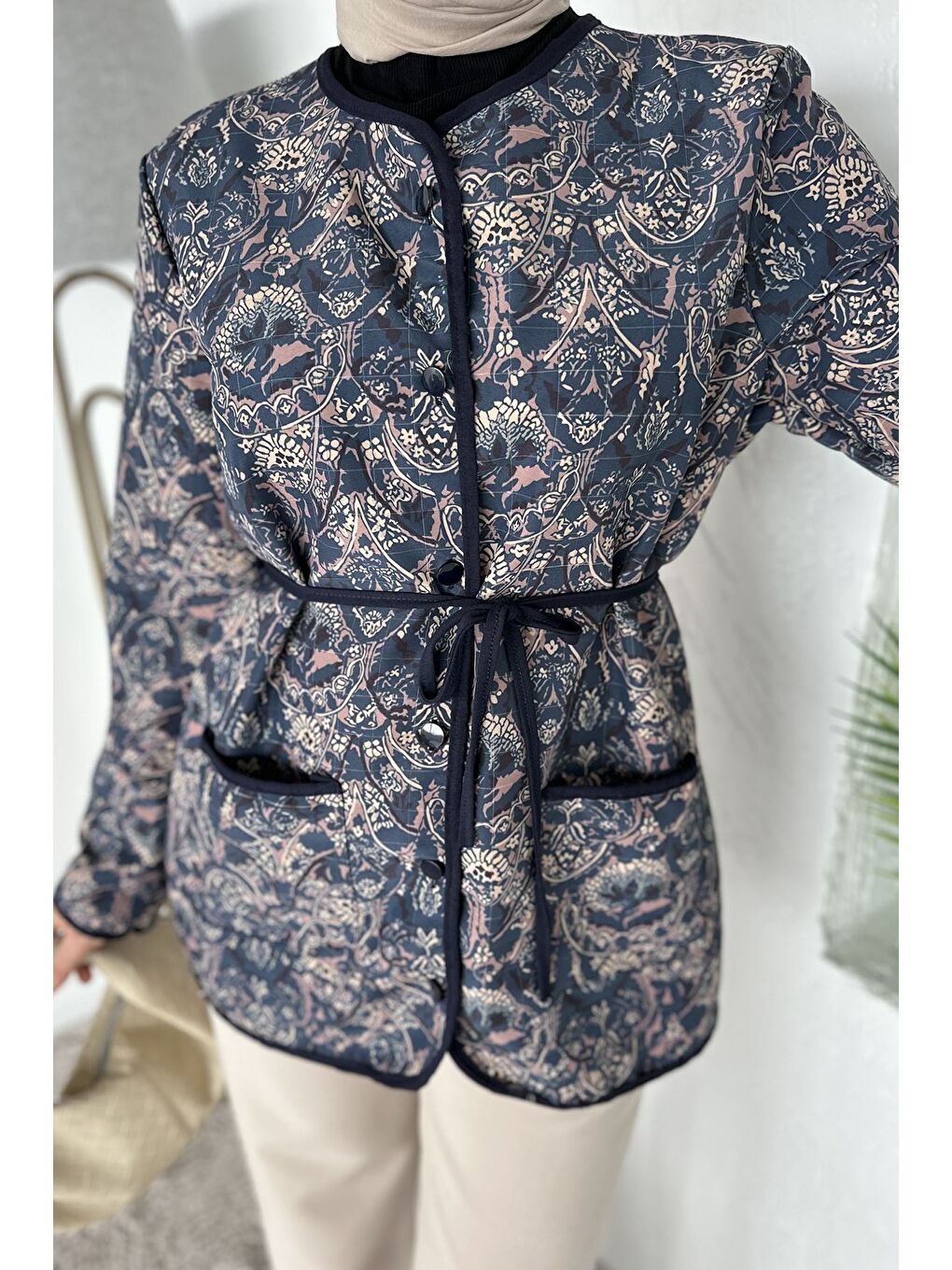 Lacivert Ön Düğmeli Etnik Desen Kapitoneli Tesettür Ceket-7