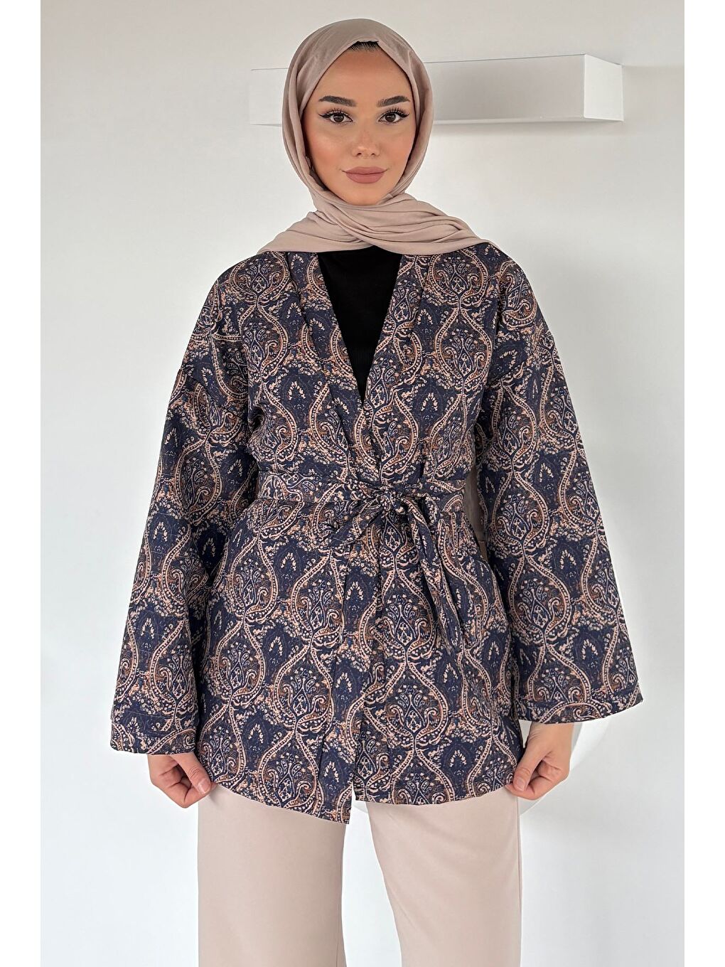 Lacivert Kuşaklı Etnik Desen Kapitoneli Tesettür Ceket