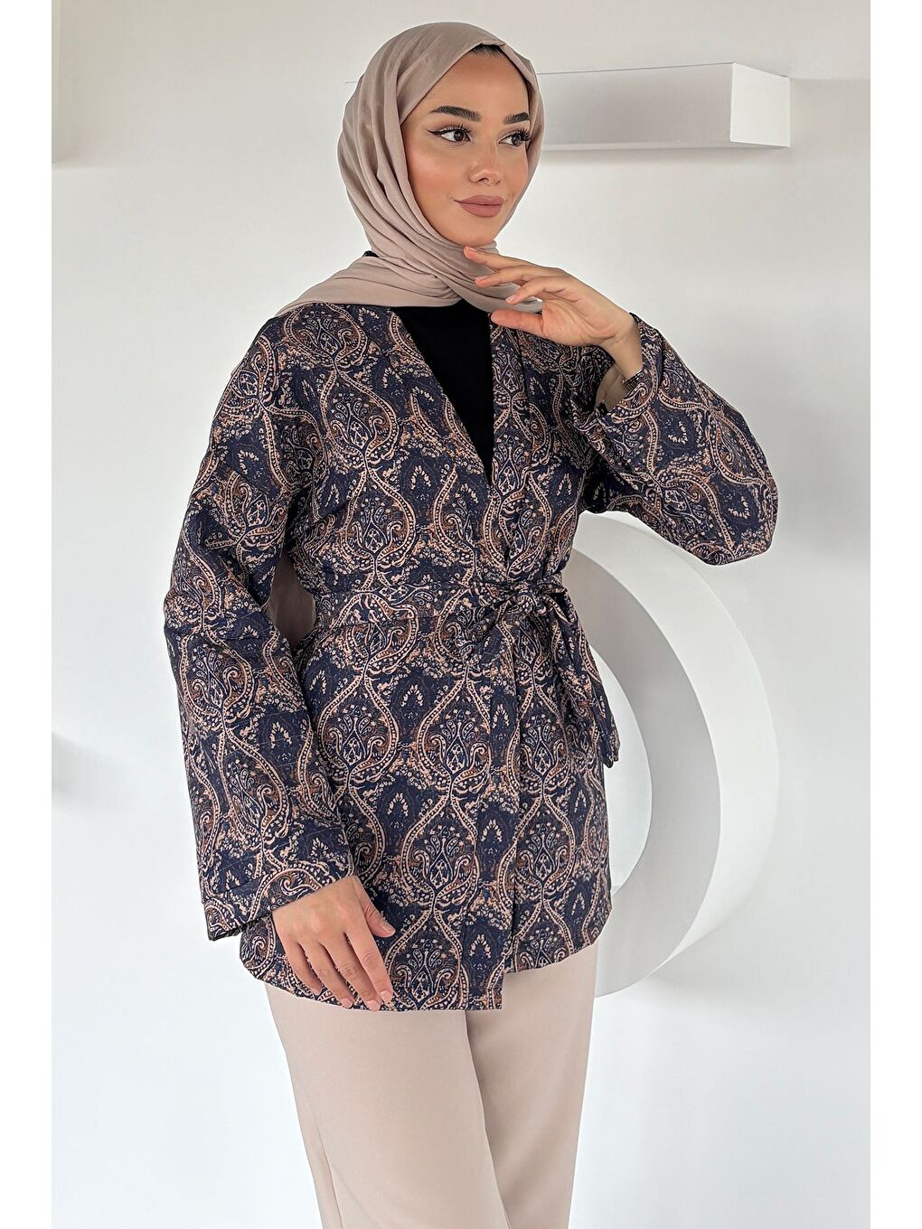 Lacivert Kuşaklı Etnik Desen Kapitoneli Tesettür Ceket-3