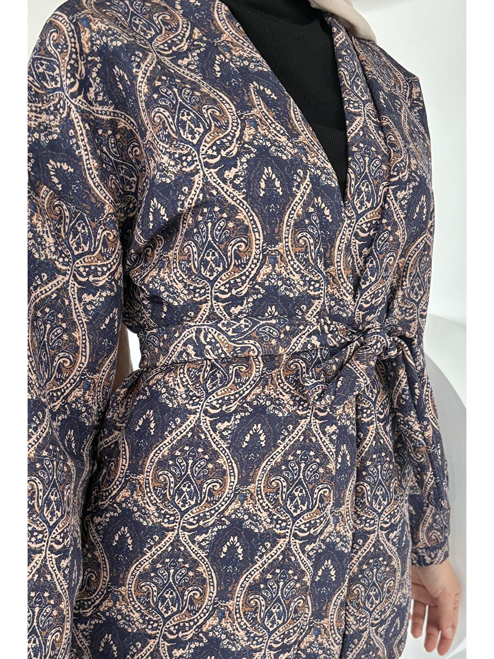 Lacivert Kuşaklı Etnik Desen Kapitoneli Tesettür Ceket-4