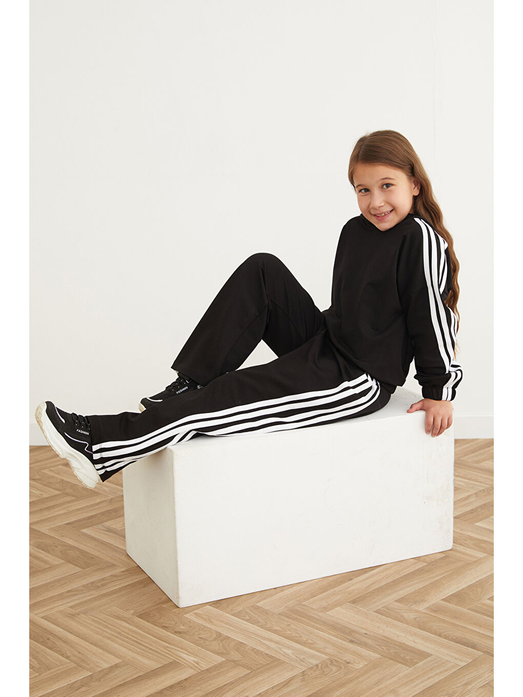 Siyah Şeritli Kapüşonlu Beli Lastikli Kız Çocuk Eşofman Takımı