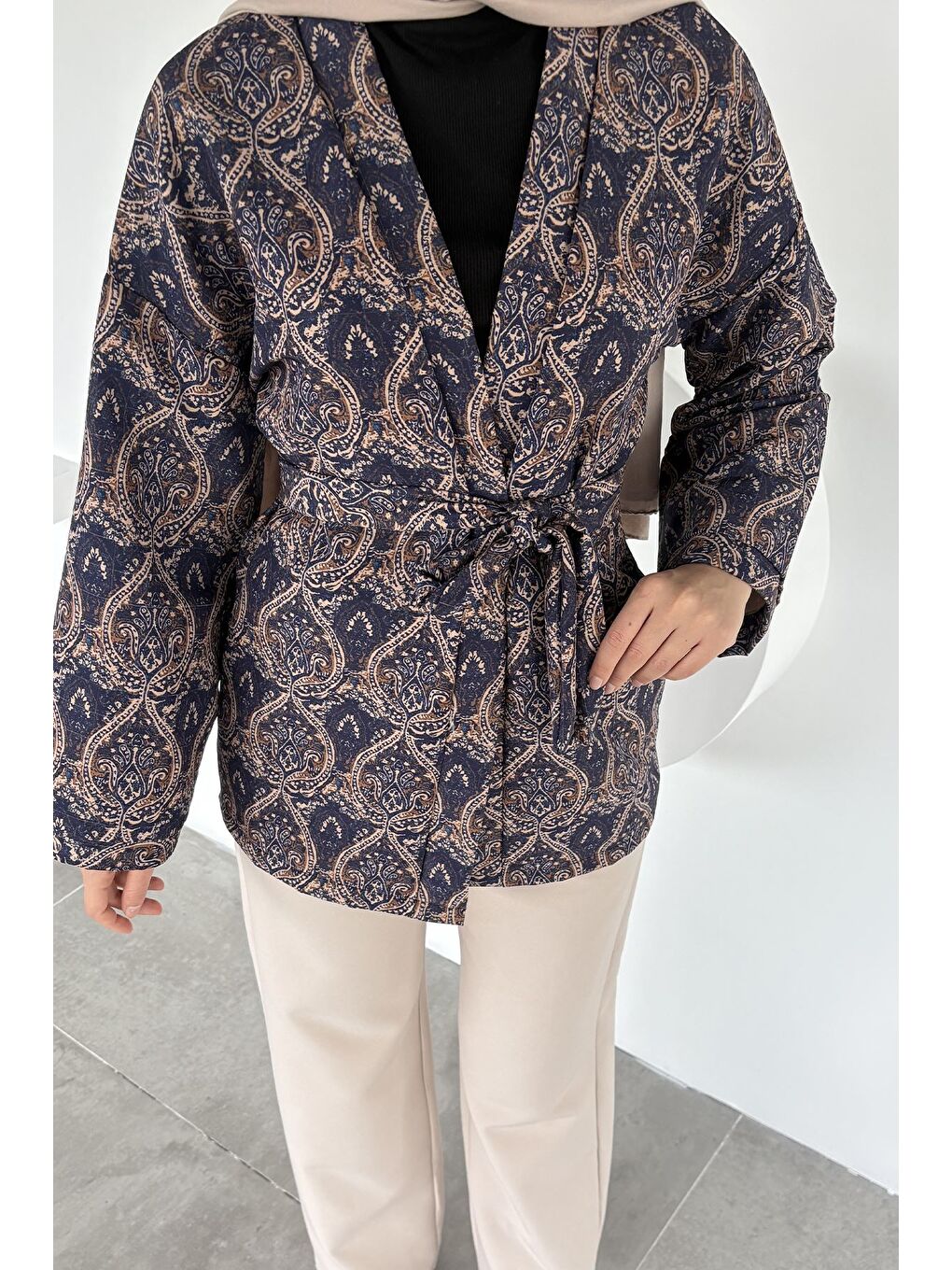 Lacivert Kuşaklı Etnik Desen Kapitoneli Tesettür Ceket-6