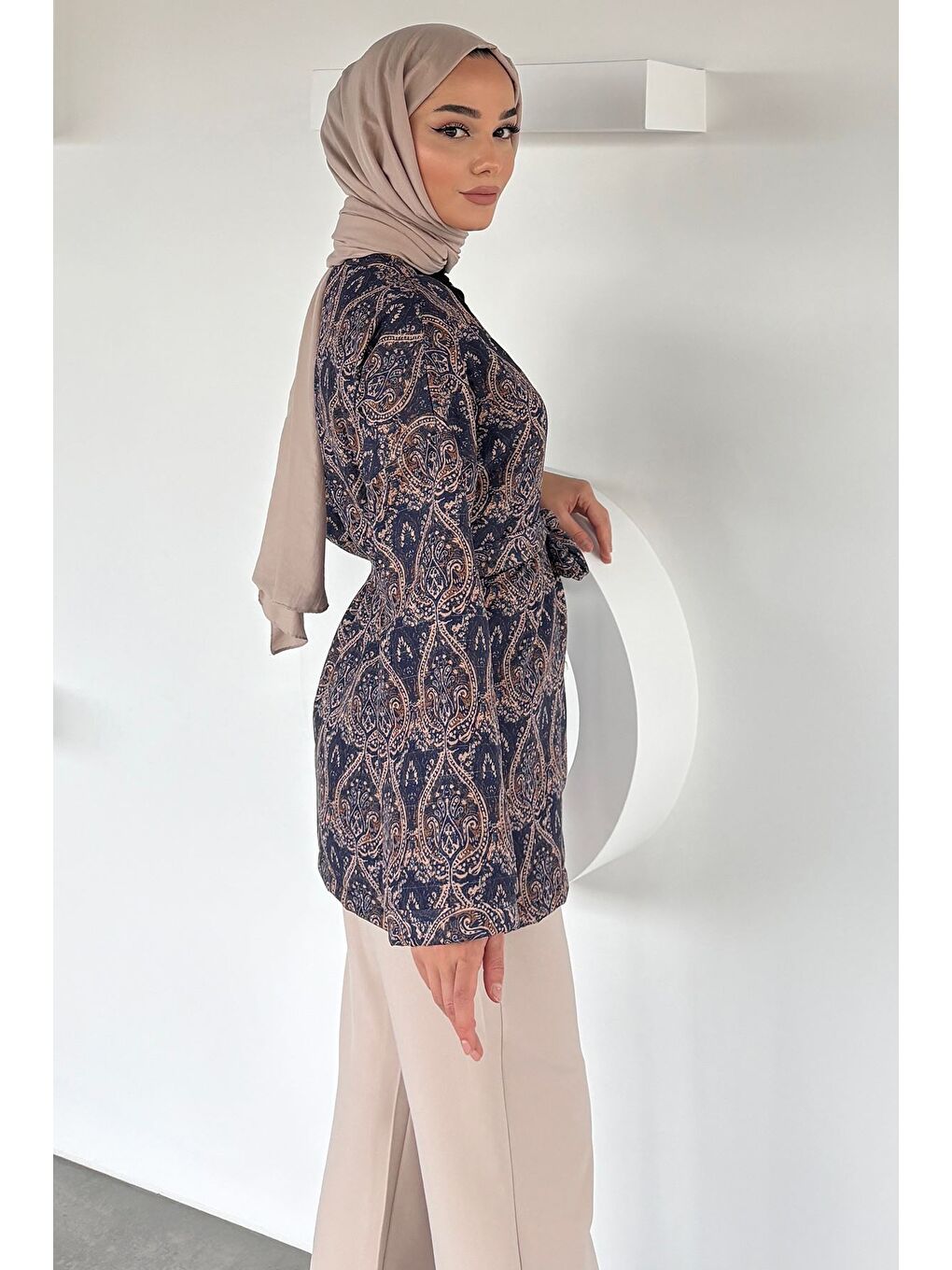 Lacivert Kuşaklı Etnik Desen Kapitoneli Tesettür Ceket-9