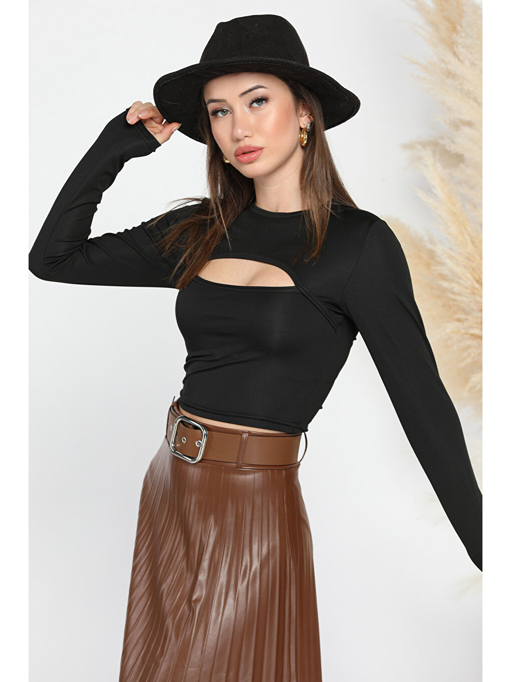 Siyah Bisiklet Yaka Ön Pencereli Crop Top Bluz