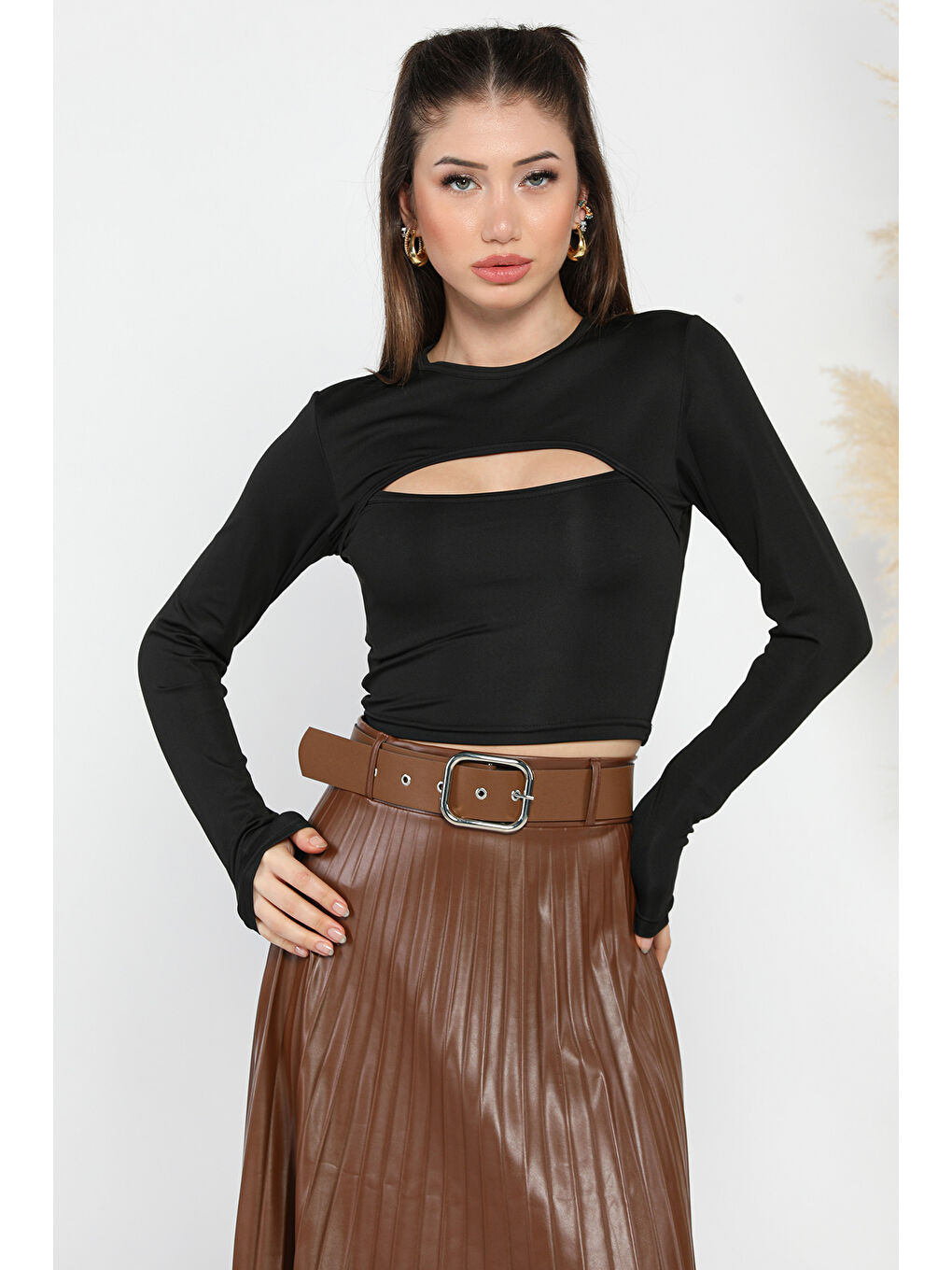 Siyah Bisiklet Yaka Ön Pencereli Crop Top Bluz-1