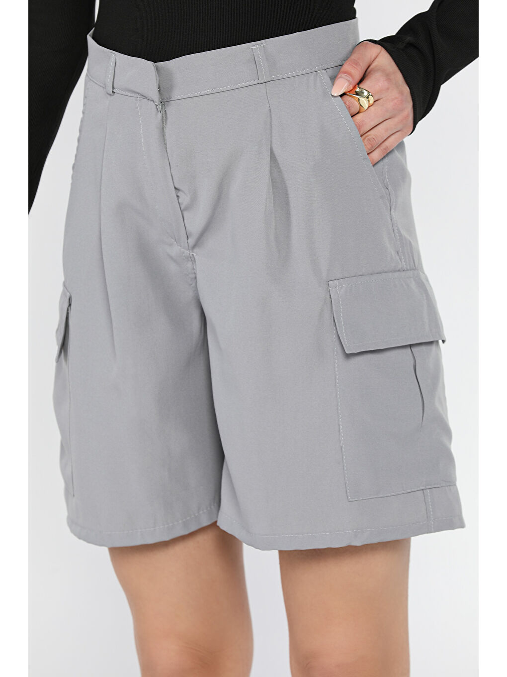 Gri Kadın Yüksek Bel Kargo Cepli Şort-3